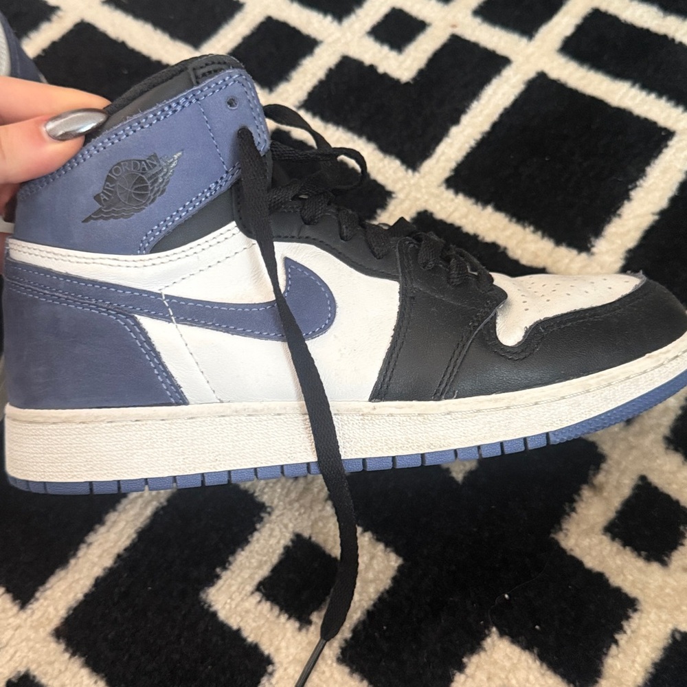 Jordan
Air Jordan 1 Retro High OG "Blue Moon" sneakers 
UK/6  US/6.5 y

Like new